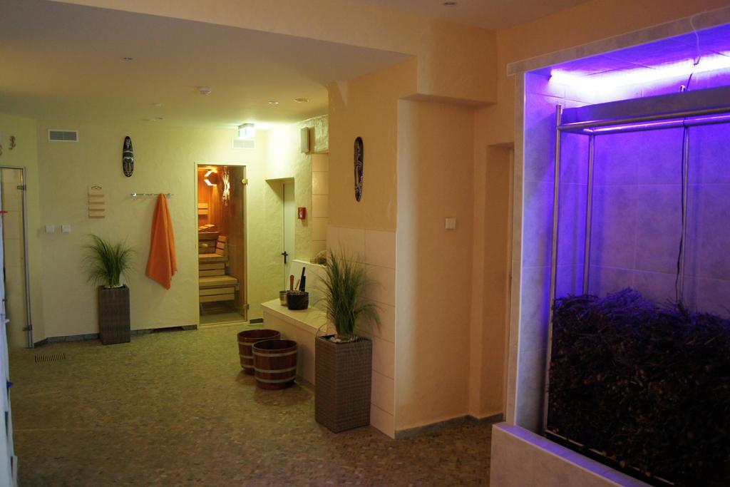 Hotel "Drei Rosen" Ohg Regina & Hans - Peter Fassbinder Leinefelde-Worbis Exterior photo
